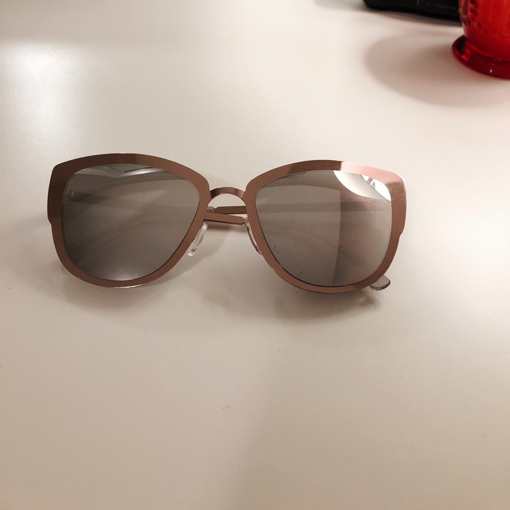 Mirrored women’s sunglasses